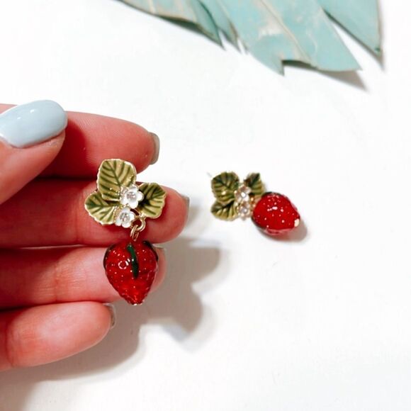 Strawberry dangle earrings S157 - Picture 3 of 4